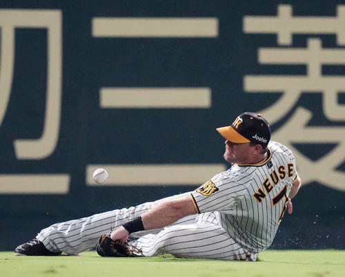 阪神対巨人 8回表巨人無死一塁、大城卓の打球に突っ込むノイジーだが、捕れず適時二塁打を許す(撮影・狩俣裕三)