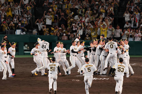 阪神対巨人 9回表2死三塁、巨人に勝利しリーグ優勝を決めマウンドに集まる阪神ナイン(撮影・加藤哉)