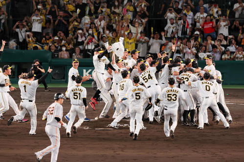 阪神対巨人 9回表巨人2死三塁、巨人に勝利しリーグ優勝を決めマウンドに集まる阪神ナイン(撮影・加藤哉)