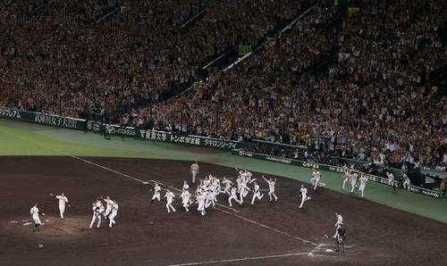 阪神対巨人 18年ぶりにセ・リーグを制覇し、マウンドに向かって駆けだし歓喜する阪神ナイン(撮影・前田充)