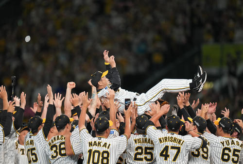 阪神対巨人 リーグ優勝を決め、胴上げされる岡田監督(撮影・狩俣裕三)