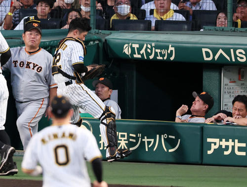 阪神対巨人 1回表巨人2死、坂本は丸の捕邪飛を捕球する。右は原辰徳監督(撮影・加藤哉)