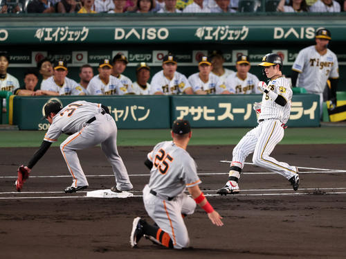阪神対巨人 1回裏阪神1死、中野は一塁へ内野安打を放つ。左は赤星(撮影・加藤哉)