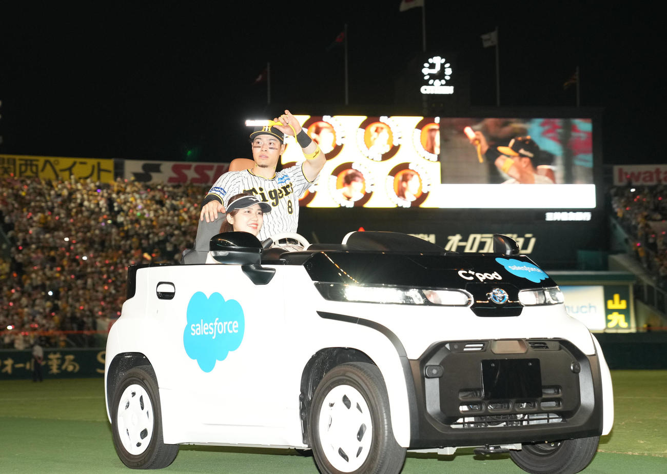 阪神対巨人　ヒーローインタビュー後、リリーフカーに乗り、ファンの声援に応える佐藤輝（撮影・狩俣裕三）