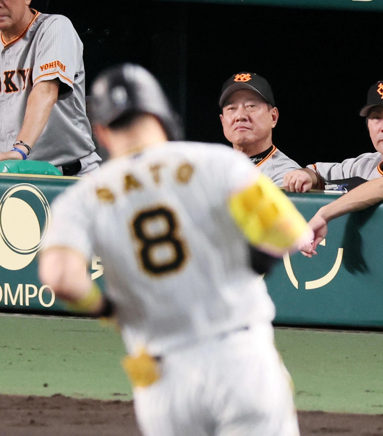 阪神対巨人　3回裏阪神1死満塁、原監督は満塁本塁打を放った佐藤輝を見つめる（撮影・加藤哉）