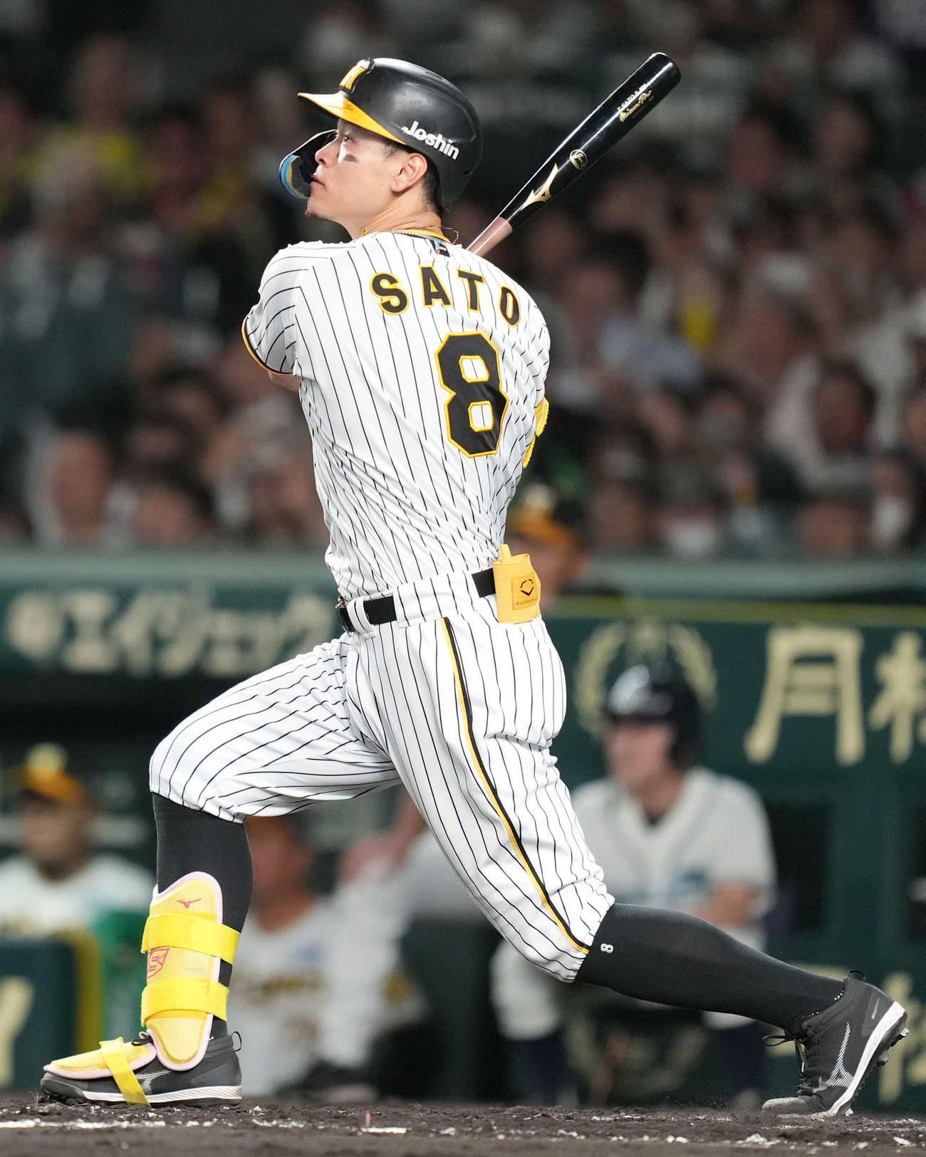 阪神対巨人　3回裏阪神1死満塁、満塁本塁打を放つ佐藤輝（撮影・狩俣裕三）