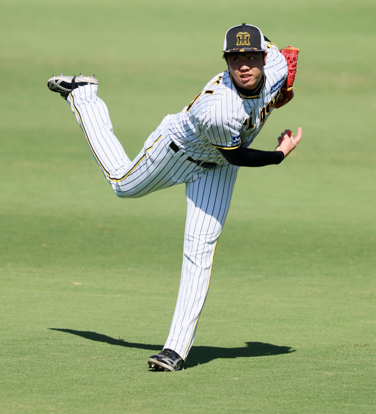 阪神対巨人　練習でキャッチボールする才木（撮影・加藤哉）