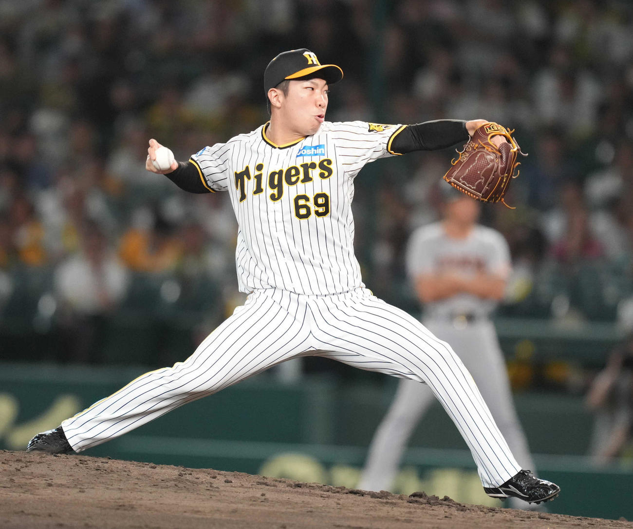 阪神対巨人　9回表から登板する阪神4番手の石井（撮影・狩俣裕三）