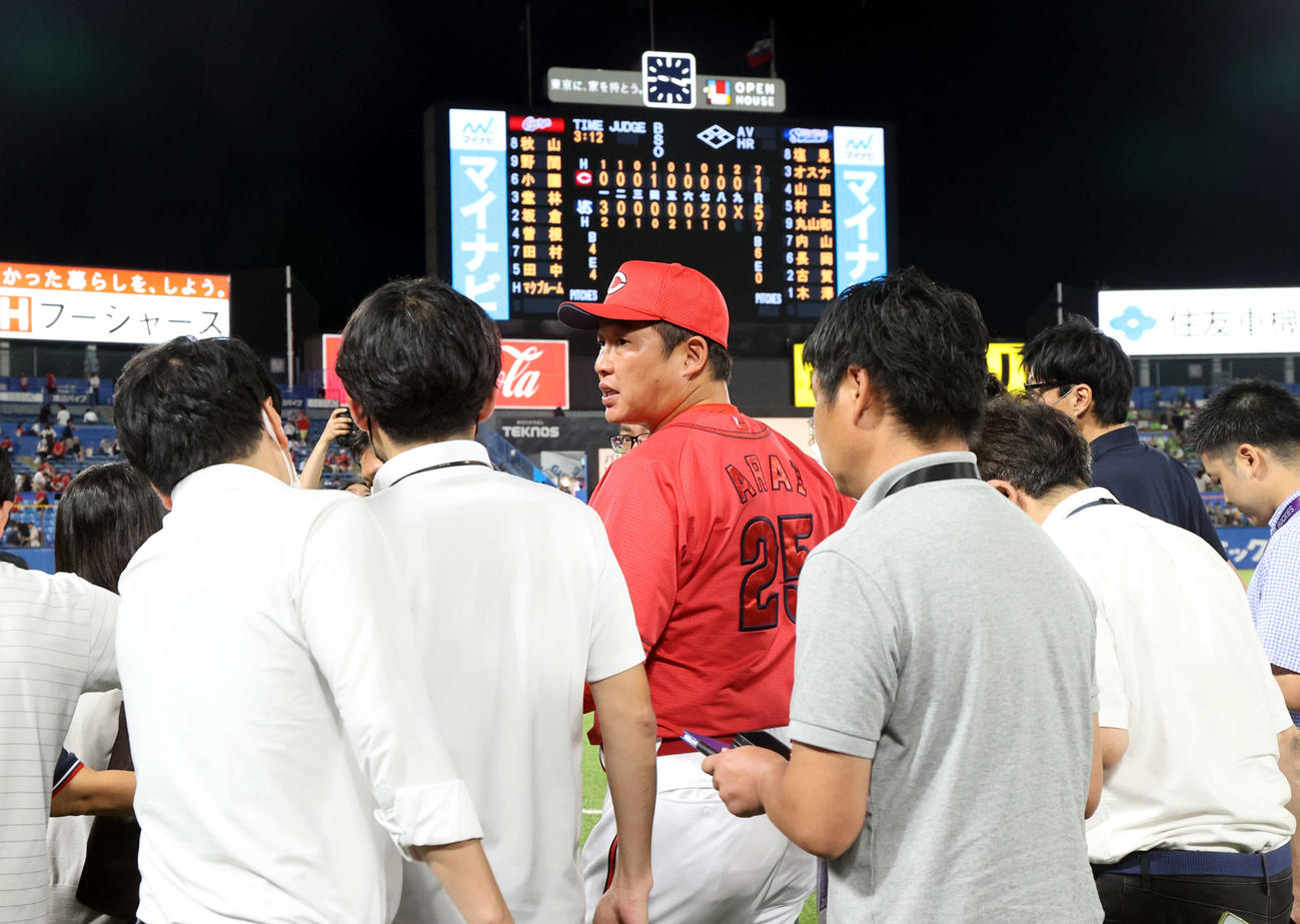 ヤクルト対広島　連敗更新の1－5のスコアボードに向かって、報道陣の質問に答える広島新井監督（撮影・浅見桂子）
