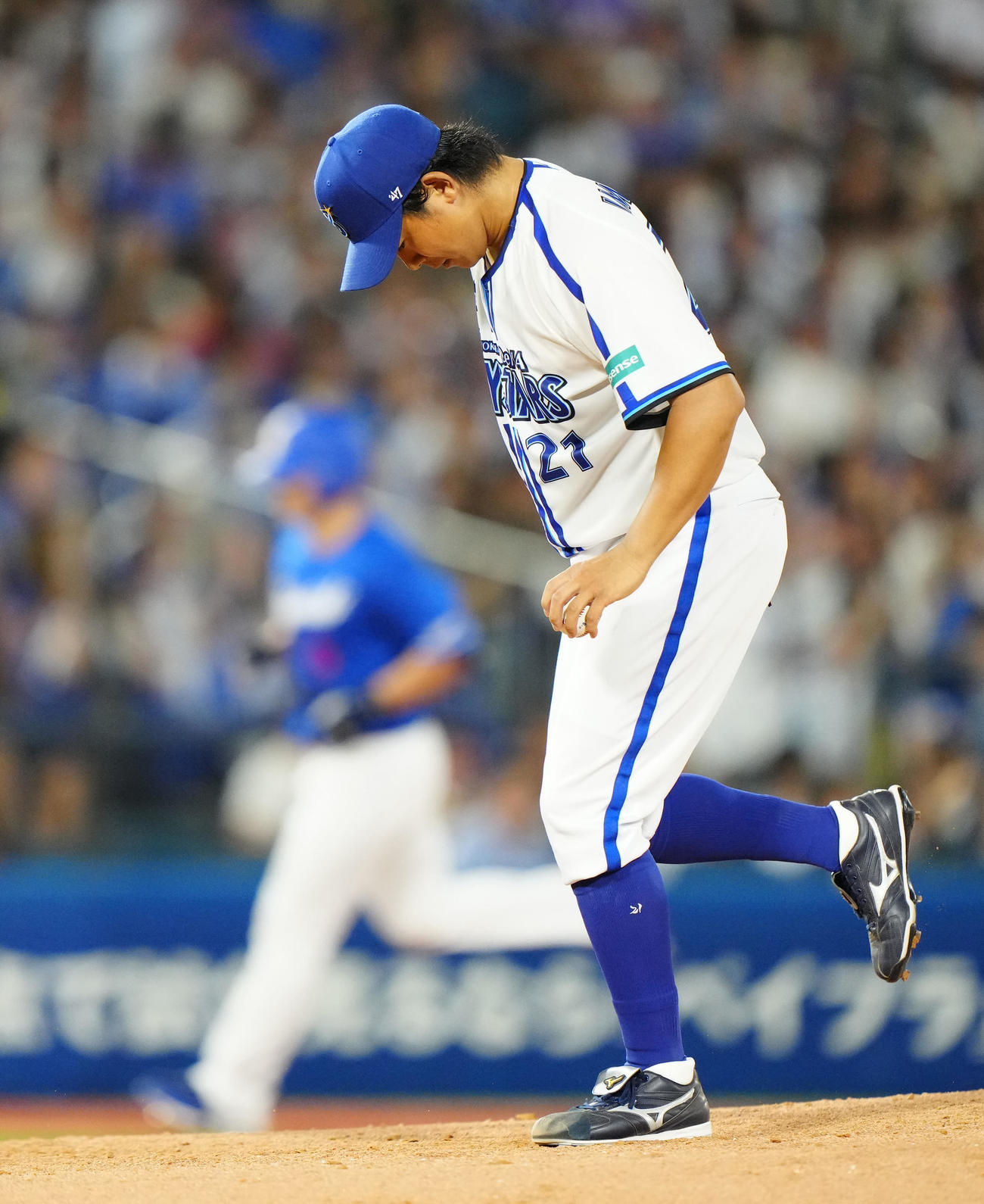 DeNA対中日　5回表中日無死、細川（後方）に先制ソロ本塁打を浴びる今永（撮影・江口和貴）