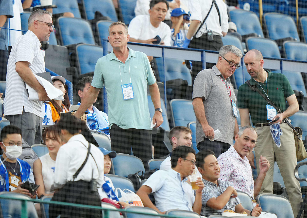 DeNA対中日　試合前、視察に訪れた大リーグ各球団の関係者（撮影・江口和貴）