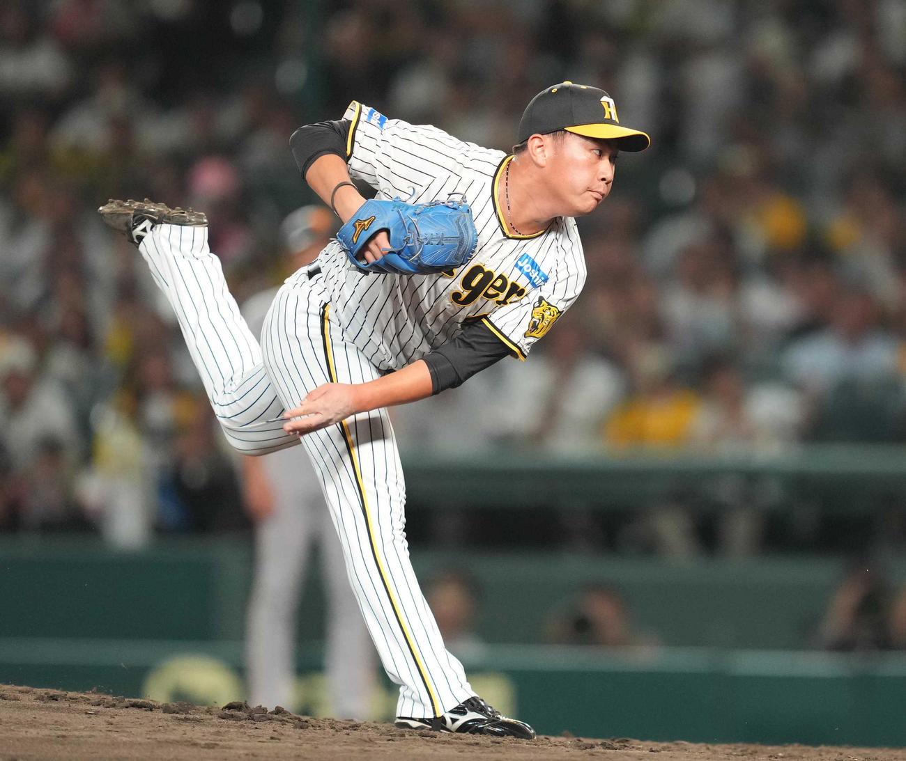 阪神対巨人　8回表から登板する阪神3番手の桐敷（撮影・狩俣裕三）