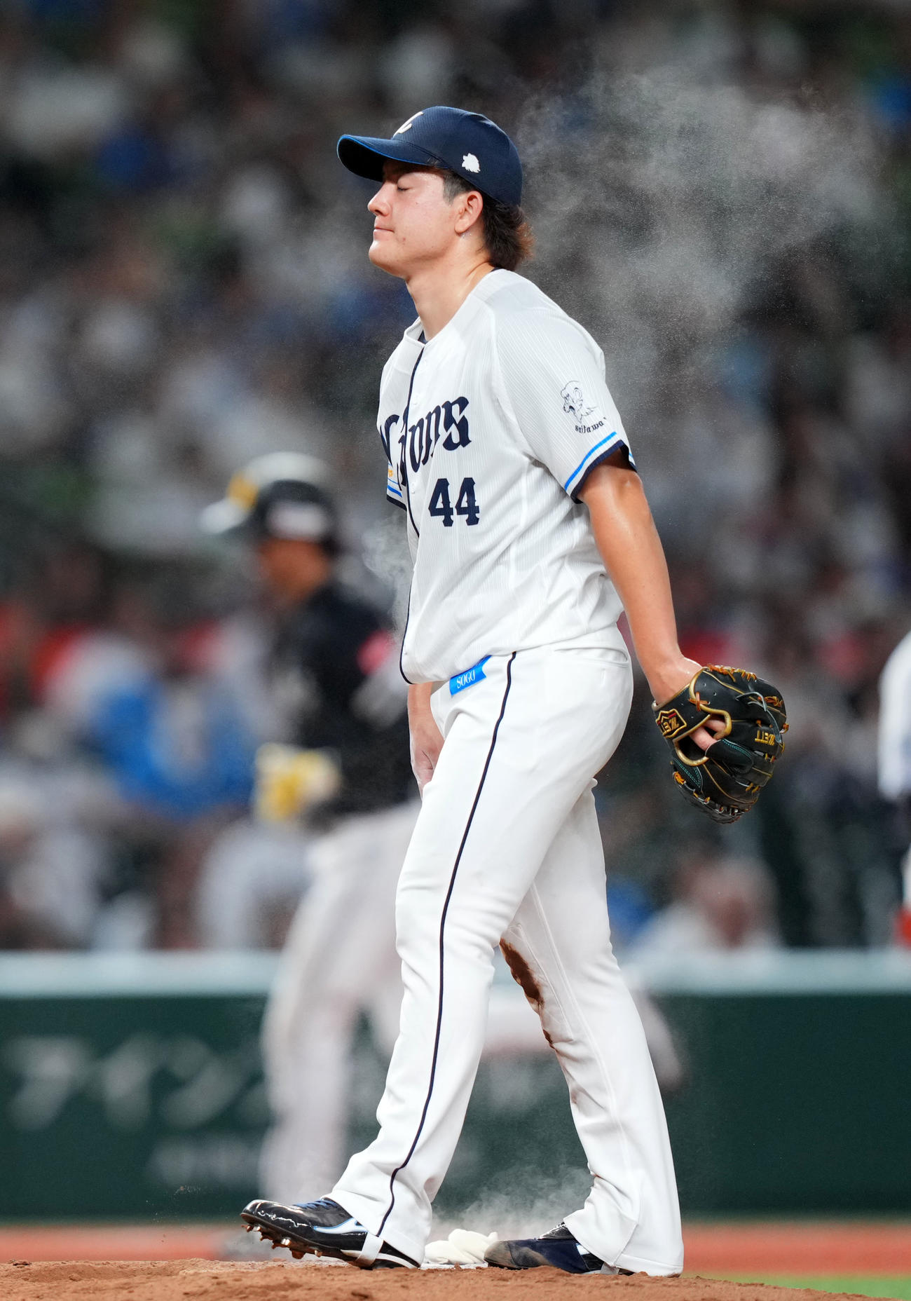 西武対ソフトバンク　3回表ソフトバンク1死二塁、三森に右越え2点本塁打を浴び肩を落とす与座（撮影・横山健太）