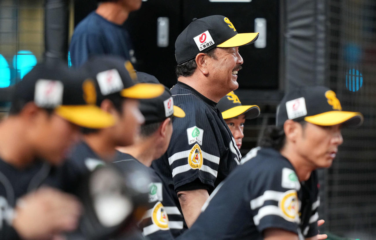 西武対ソフトバンク　9回表ソフトバンク1死、野村勇が右越え本塁打を放ちベンチで笑顔を見せる藤本監督（右から3人目）（撮影・横山健太）