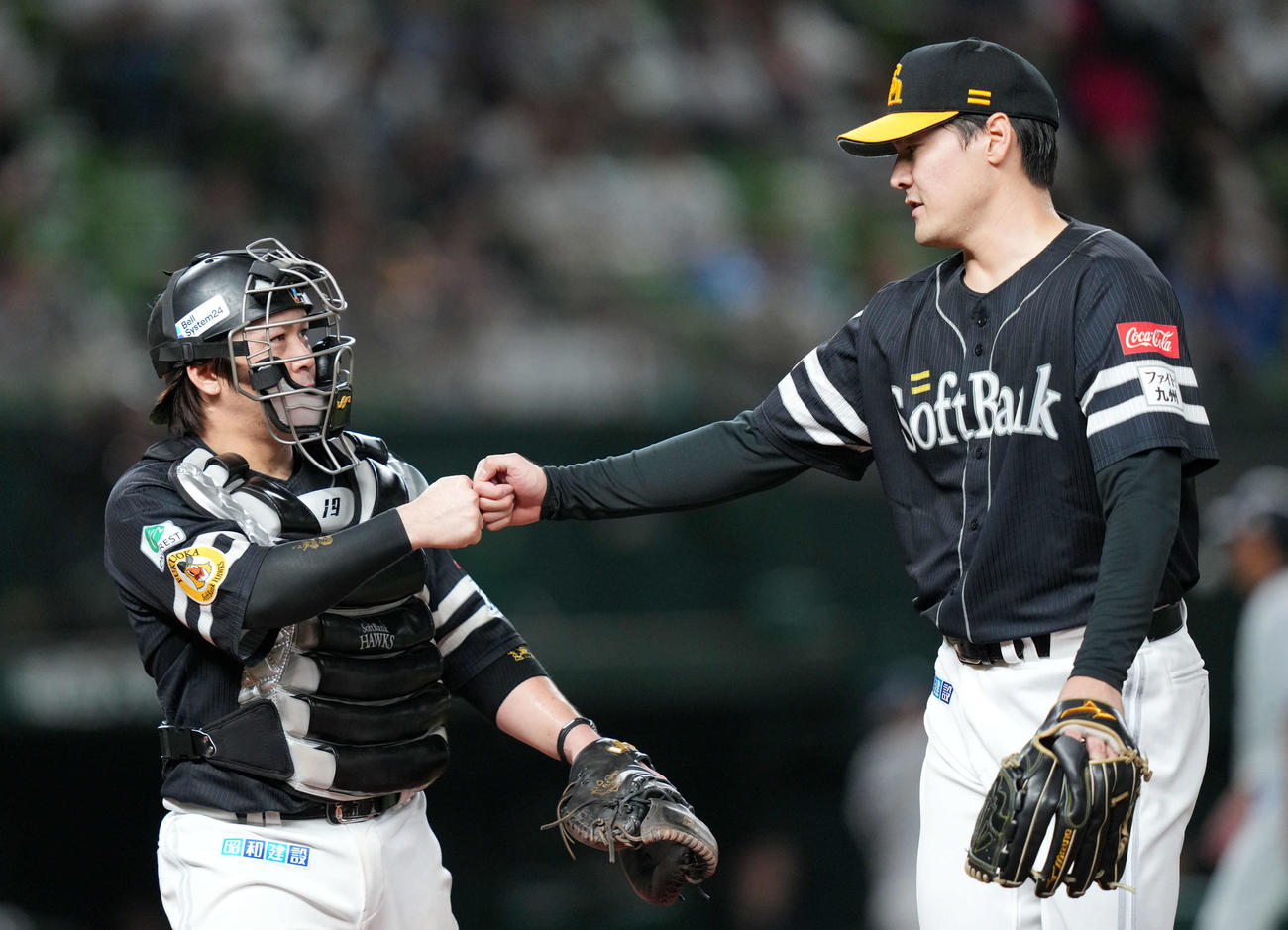 西武対ソフトバンク　7回裏を無失点に抑えタッチを交わすソフトバンク有原と甲斐（左）（撮影・横山健太）