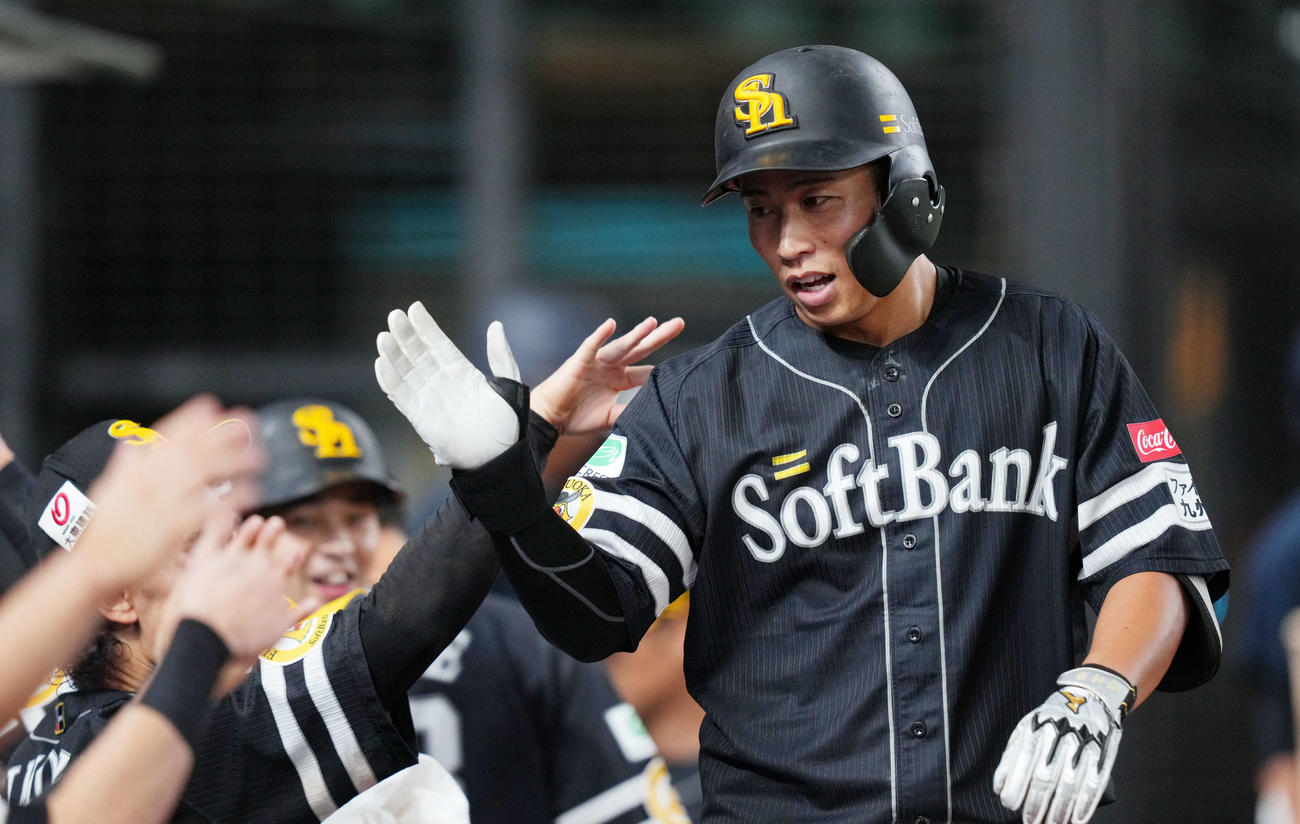 西武対ソフトバンク　9回表ソフトバンク1死、右越え本塁打を放ちタッチを交わす野村勇（撮影・横山健太）