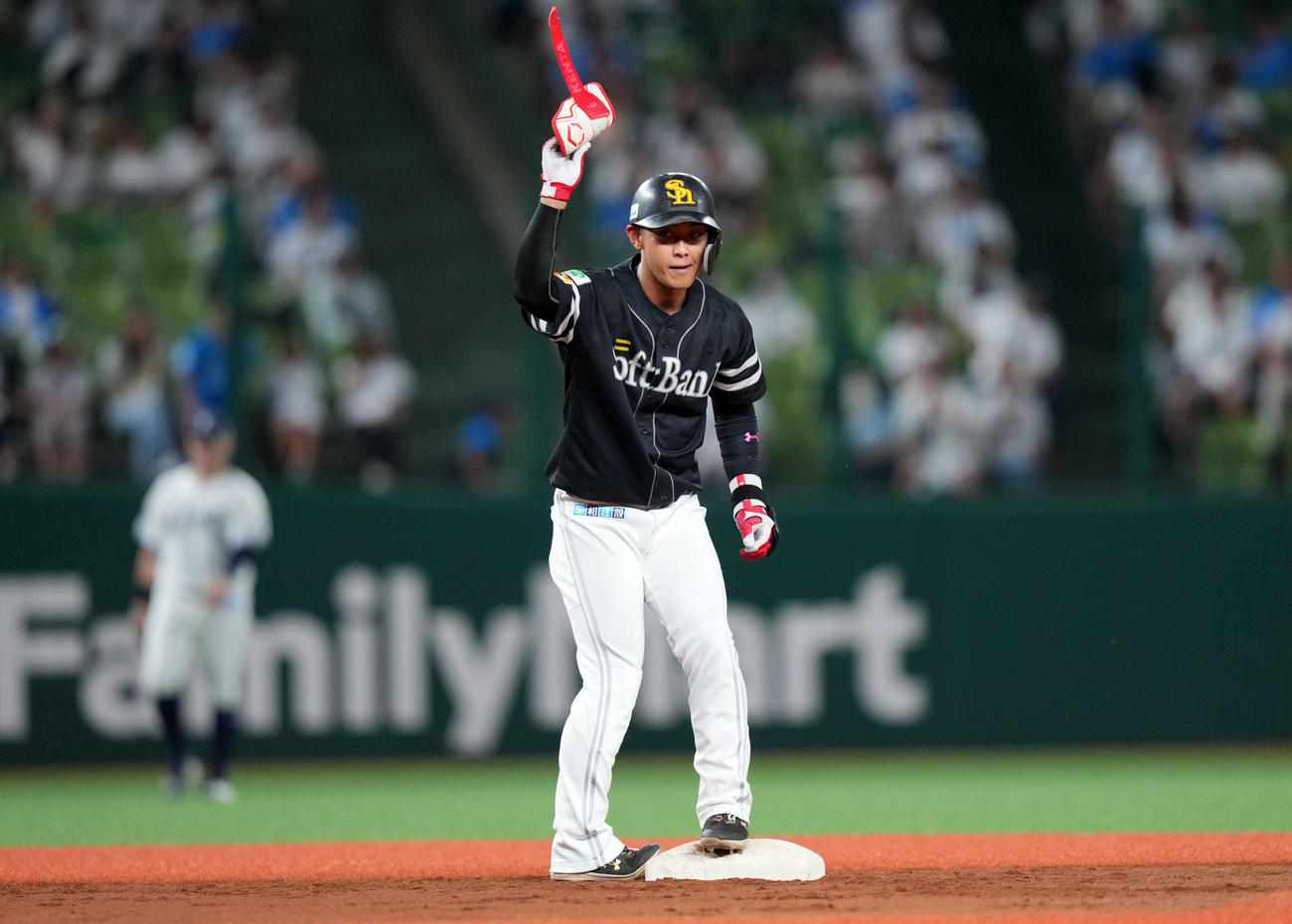 西武対ソフトバンク　3回表ソフトバンク2死二、三塁、右中間へ2点適時二塁打を放ち声援に応える今宮（撮影・横山健太）
