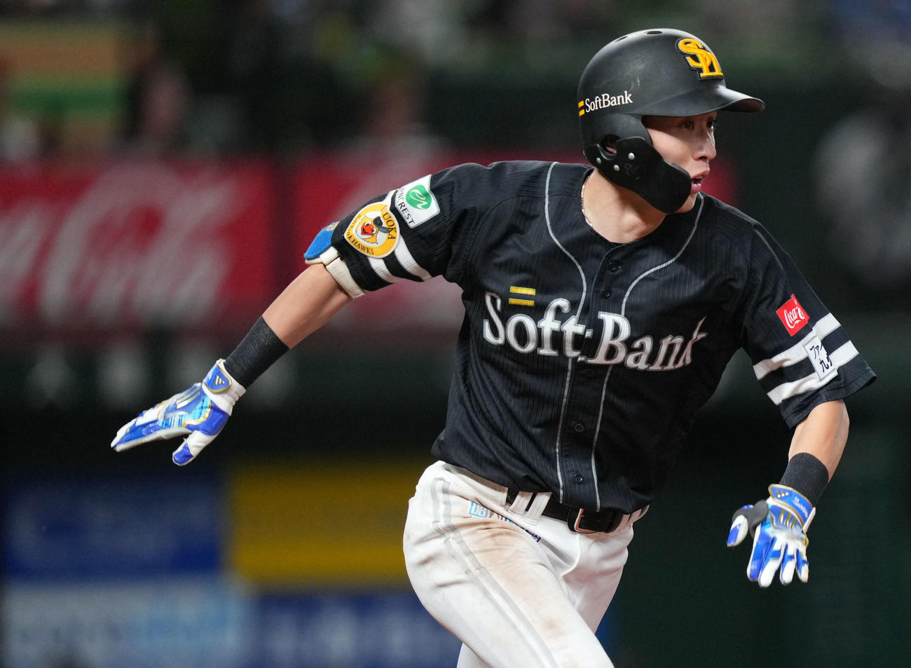 西武対ソフトバンク　8回表ソフトバンク1死二塁、左前適時打を放つ周東（撮影・横山健太）