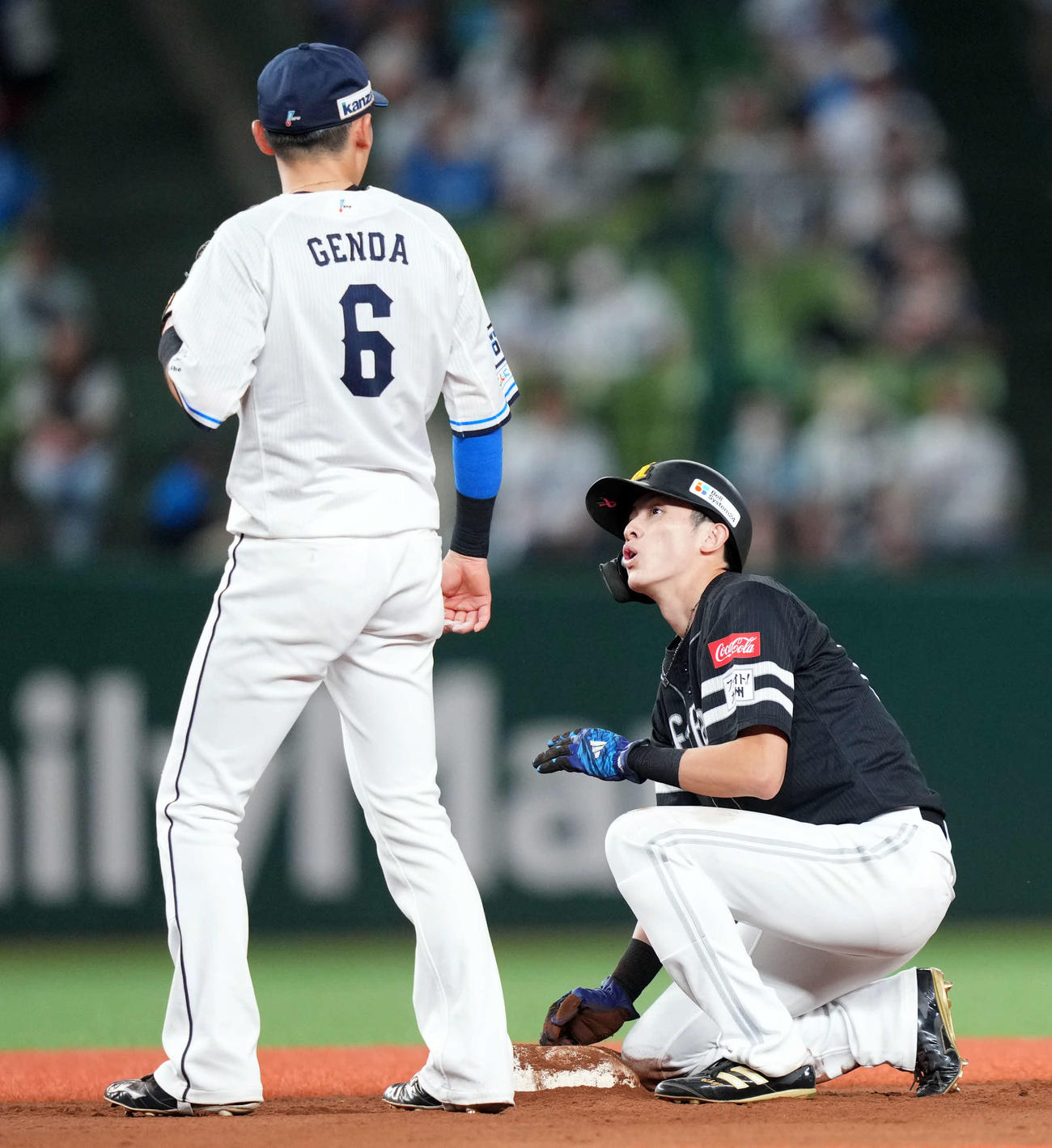 西武対ソフトバンク　7回表ソフトバンク1死一塁、二盗を決める周東。左は源田（撮影・横山健太）