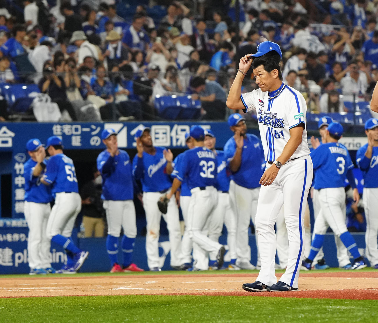 DeNA対中日　試合後、ファンにあいさつするDeNA三浦監督（撮影・江口和貴）