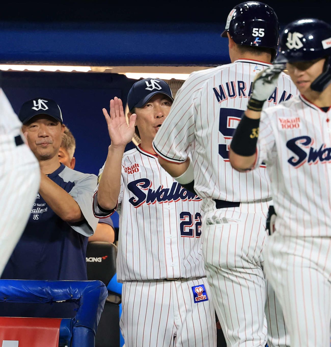 ヤクルト対広島　1回裏ヤクルト1死、村上（手前）が右越えソロ本塁打を放ちハイタッチで迎える高津監督（中央）（撮影・浅見桂子）