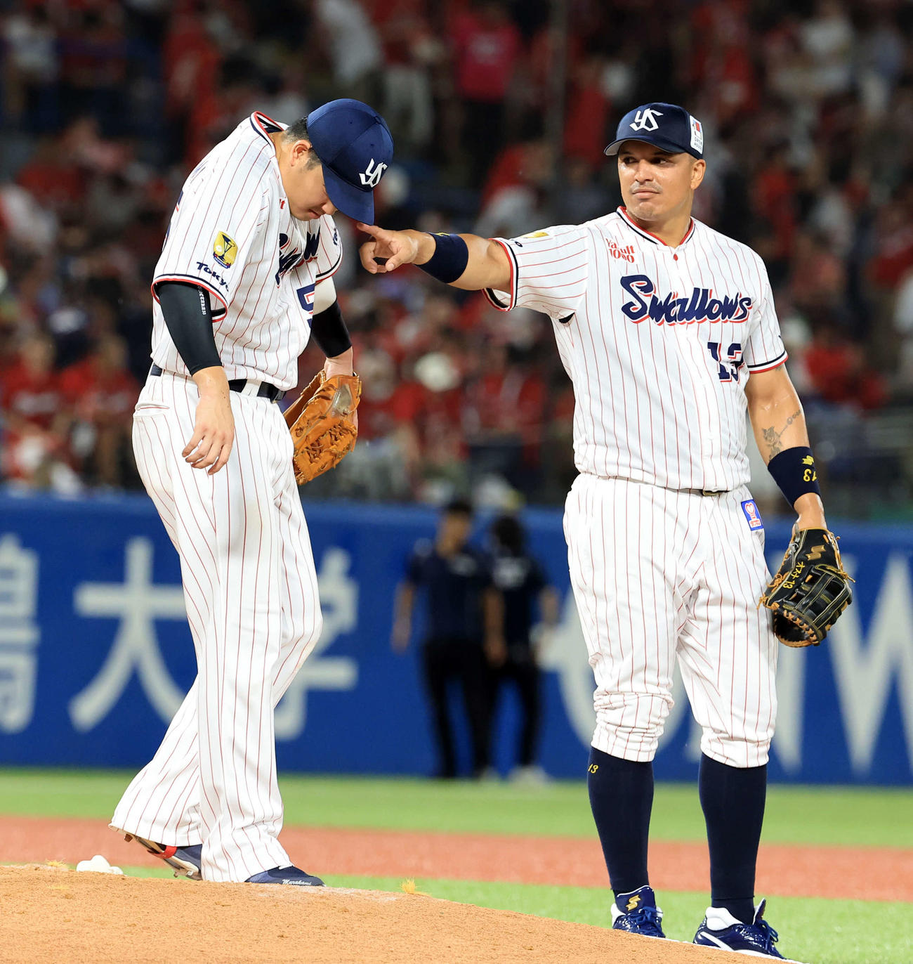 ヤクルト対広島　連勝しヤクルト村上（左）はオスナとじゃれ合う（撮影・浅見桂子）