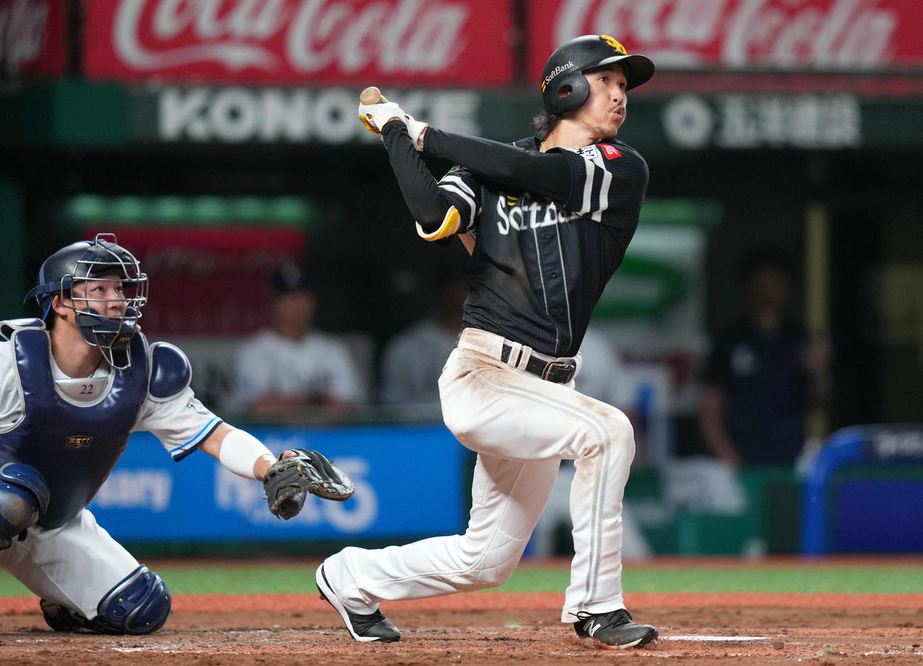 西武対ソフトバンク　3回表ソフトバンク1死二塁、右越え2点本塁打を放つ三森（撮影・横山健太）