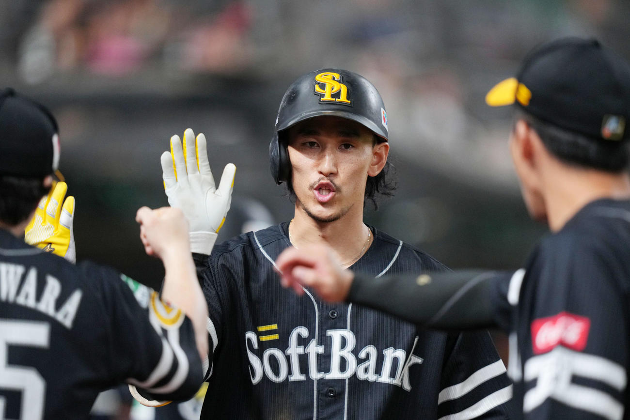 西武対ソフトバンク　3回表ソフトバンク1死二塁、右越え2点本塁打を放ちタッチを交わす三森（撮影・横山健太）