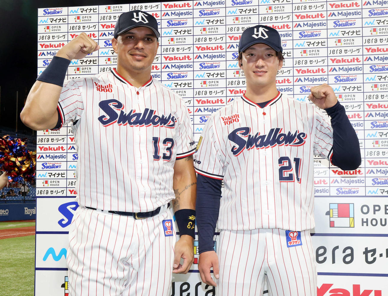 ヤクルト対広島　ヒーローインタビューでガッツポーズするヤクルトのオスナ（左）と吉村（撮影・浅見桂子）
