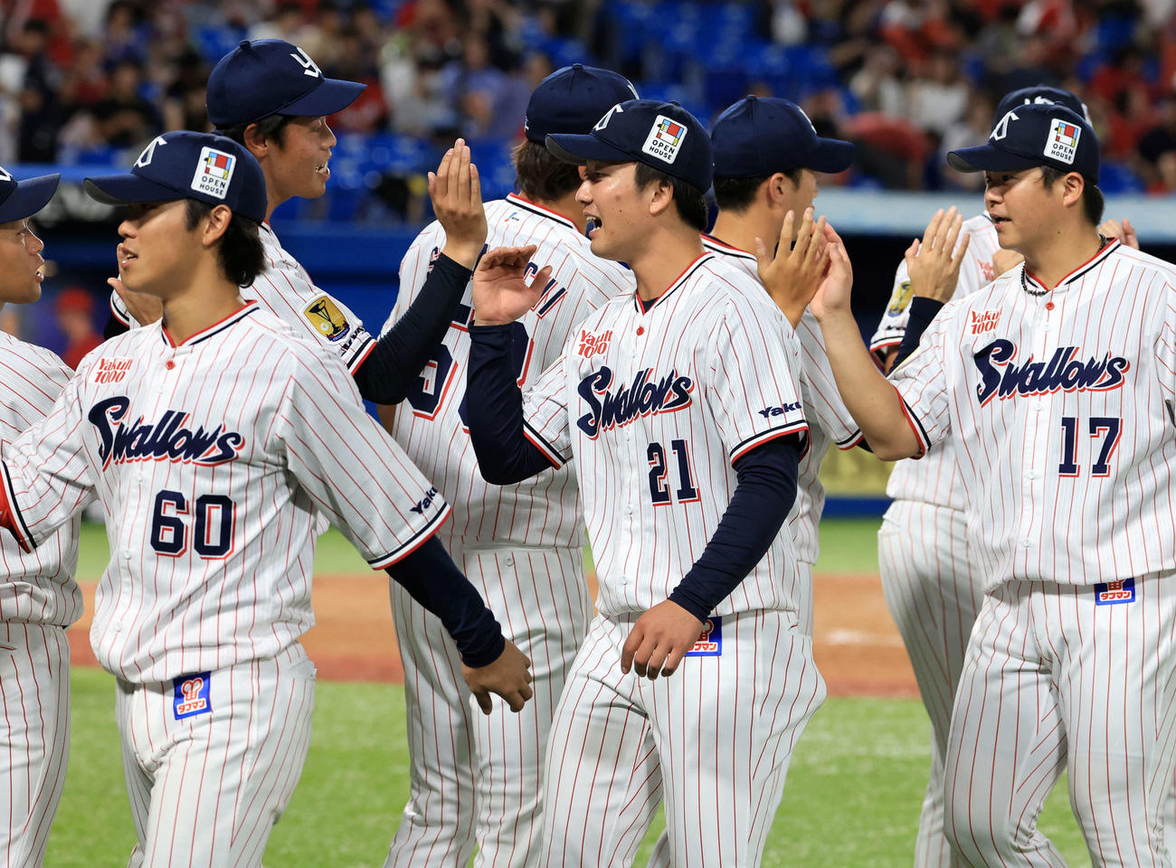 ヤクルト対広島　3勝目のヤクルト吉村（中央）はハイタッチでナインと喜び合う（撮影・浅見桂子）