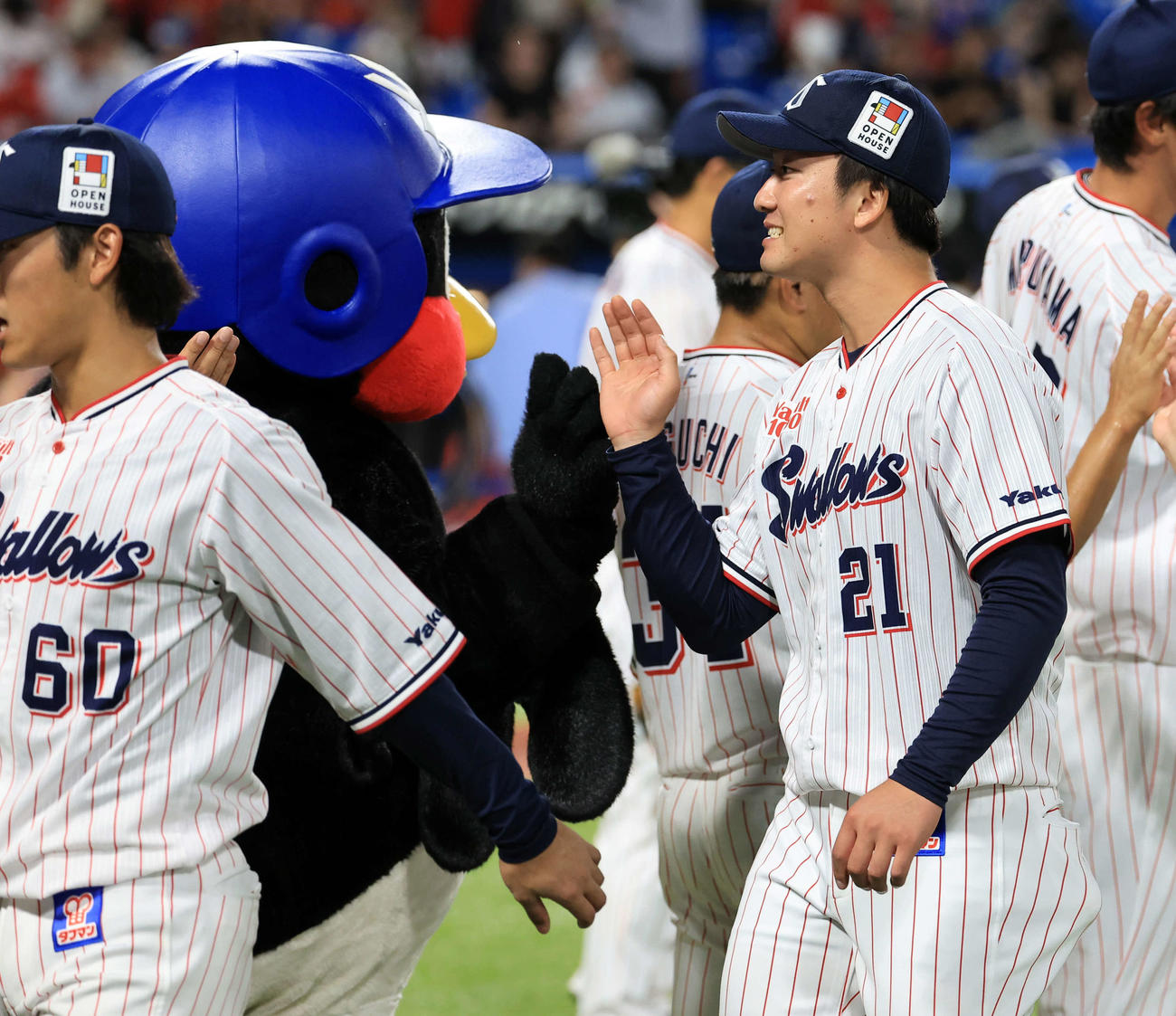 ヤクルト対広島　3勝目のヤクルト吉村（右）はハイタッチでつば九郎らと喜び合う（撮影・浅見桂子）