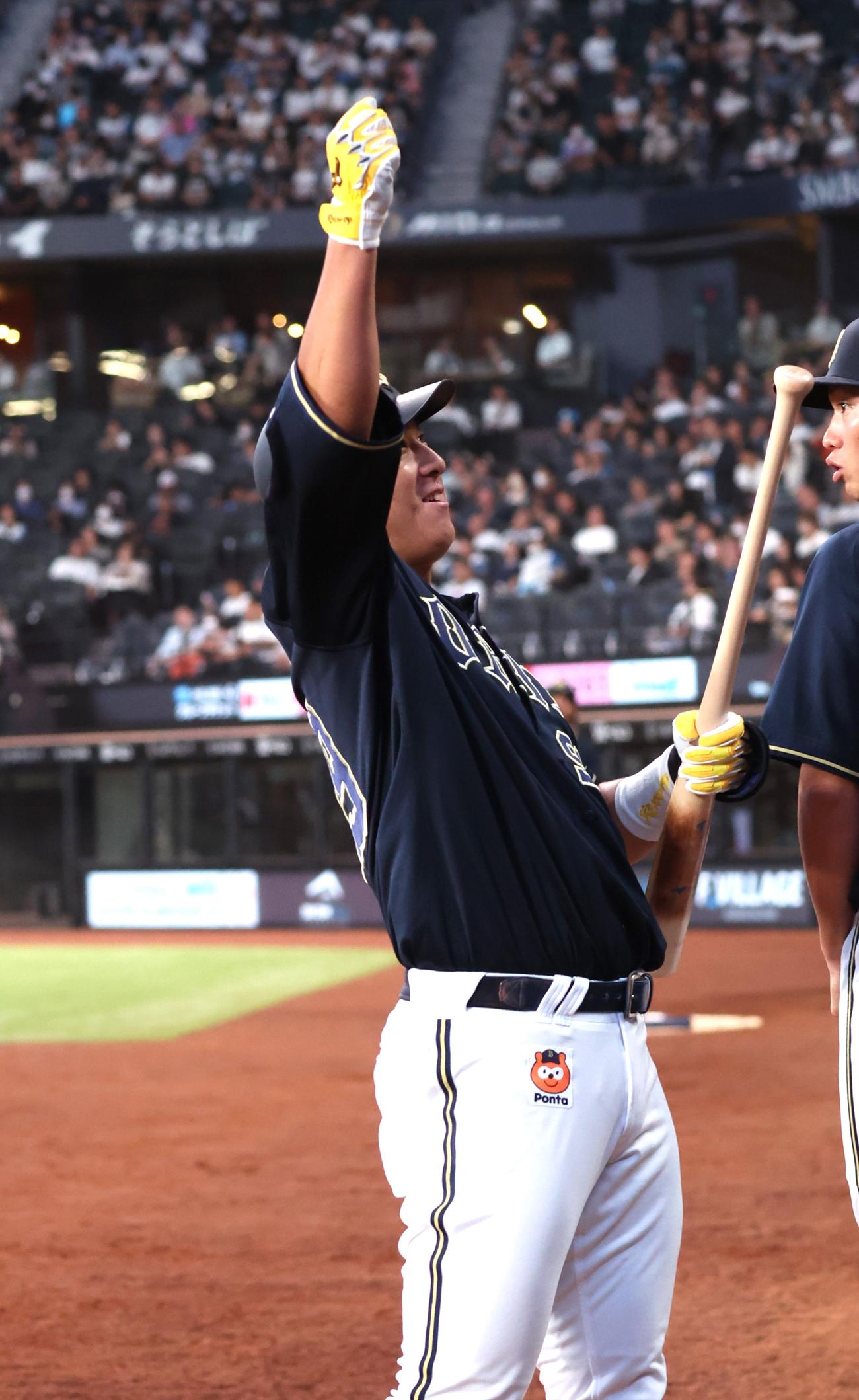 日本ハム対オリックス　7回表オリックス1死、右越えソロ本塁打を放ちラオウポーズの杉本（撮影・黒川智章）