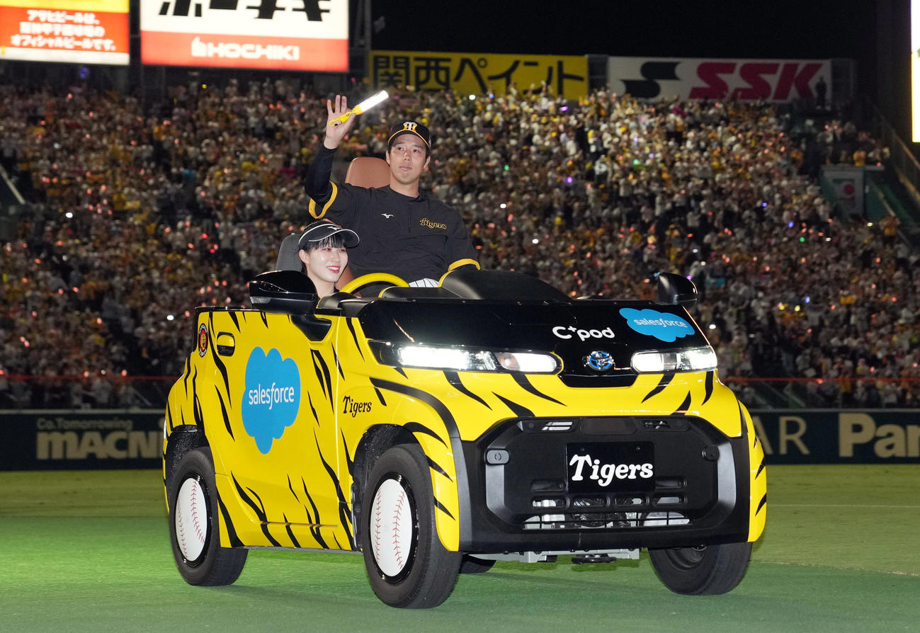 阪神対巨人　ヒーローインタビュー後、リリーフカーに乗り、ファンの声援に応える青柳（撮影・狩俣裕三）