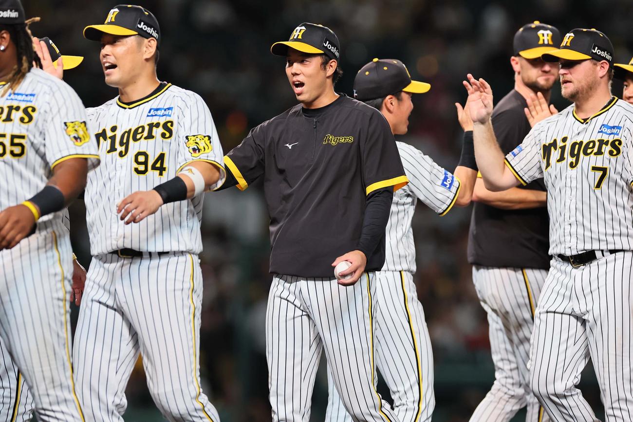 阪神対巨人　青柳（中央）は勝利球を手にナインとハイタッチして喜ぶ（撮影・上田博志）