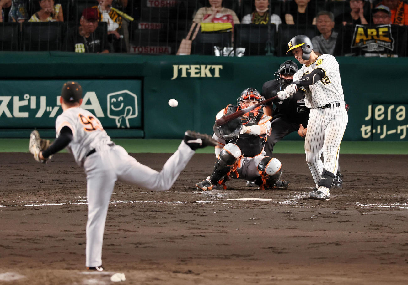 阪神対巨人　3回裏阪神2死、坂本は右前打を放つ。投手は松井（撮影・加藤哉）