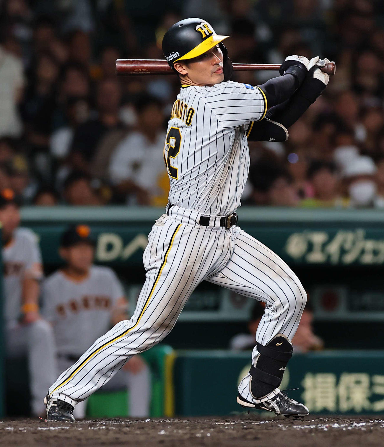 阪神対巨人　3回裏阪神2死、坂本は右前打を放つ（撮影・上田博志）