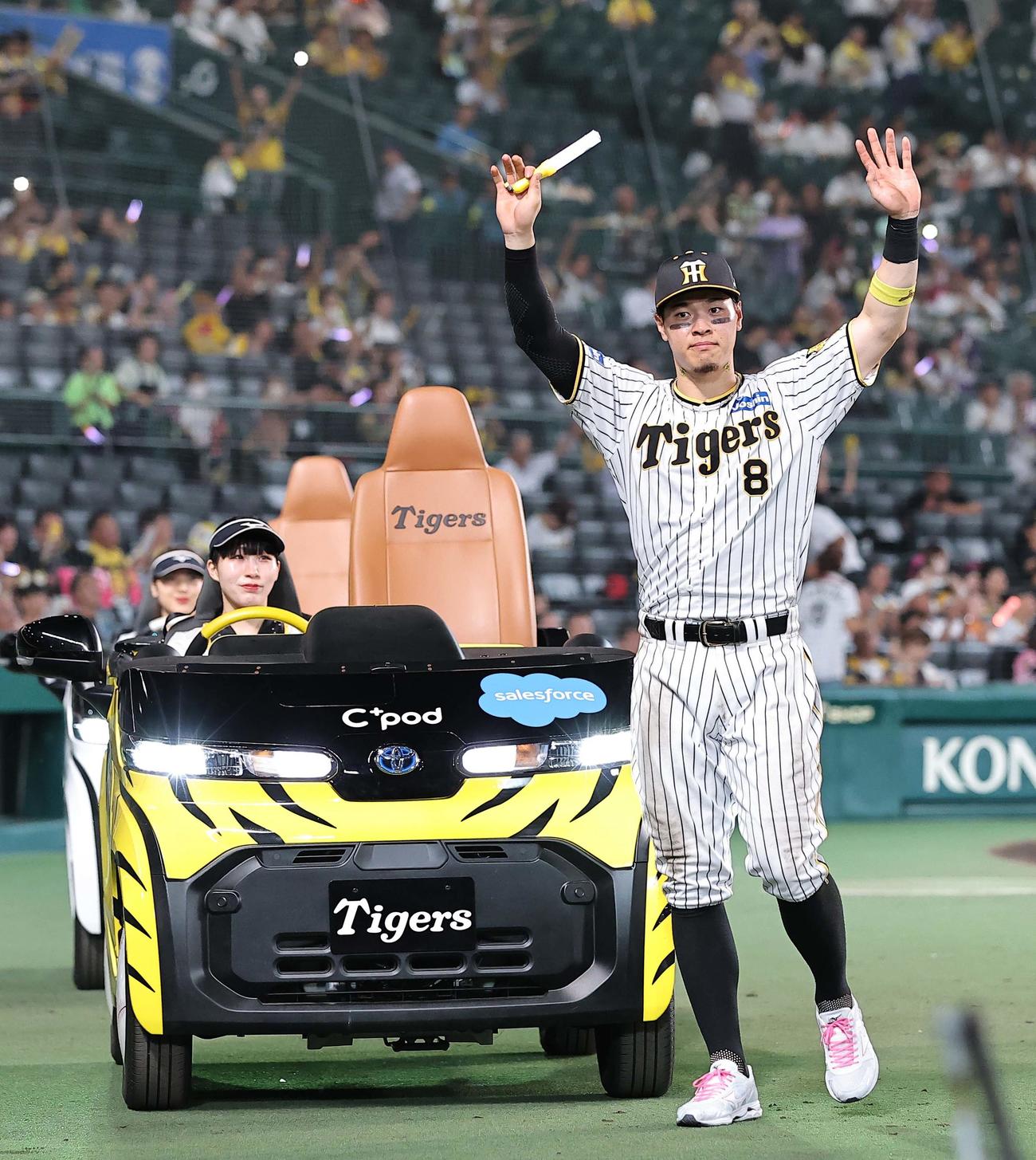 阪神対巨人　ヒーローの佐藤輝はファンの歓声に手を上げて応える（撮影・上田博志）
