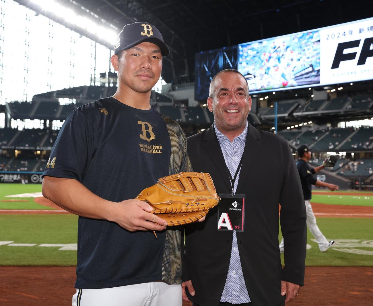 日本ハム対オリックス　頓宮に元オリックスのブーマー氏のグラブを贈る日本プロ野球外国人OB選手会代表理事ウィリアム・ブルックス氏（撮影・黒川智章）