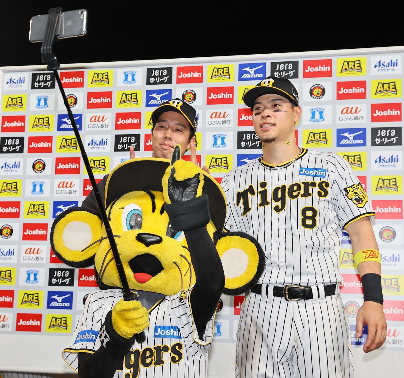 阪神対巨人　トラッキーと記念撮影をする青柳（左）と佐藤輝（撮影・上田博志）