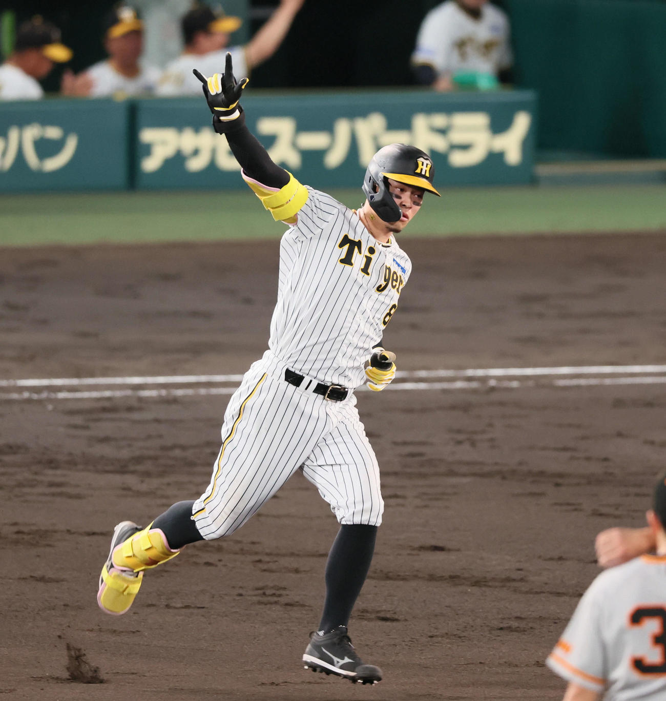 阪神対巨人　3回裏阪神1死満塁、佐藤輝は右越え満塁本塁打を放ちポーズを決めながらダイヤモンドを1周（撮影・加藤哉）