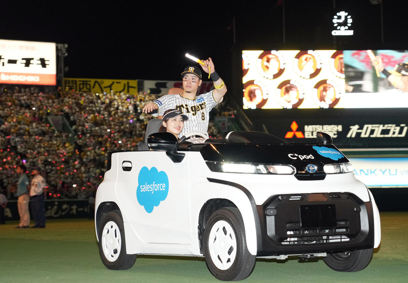阪神対巨人　ヒーローインタビュー後、リリーフカーに乗り、ファンの声援に応える佐藤輝（撮影・狩俣裕三）