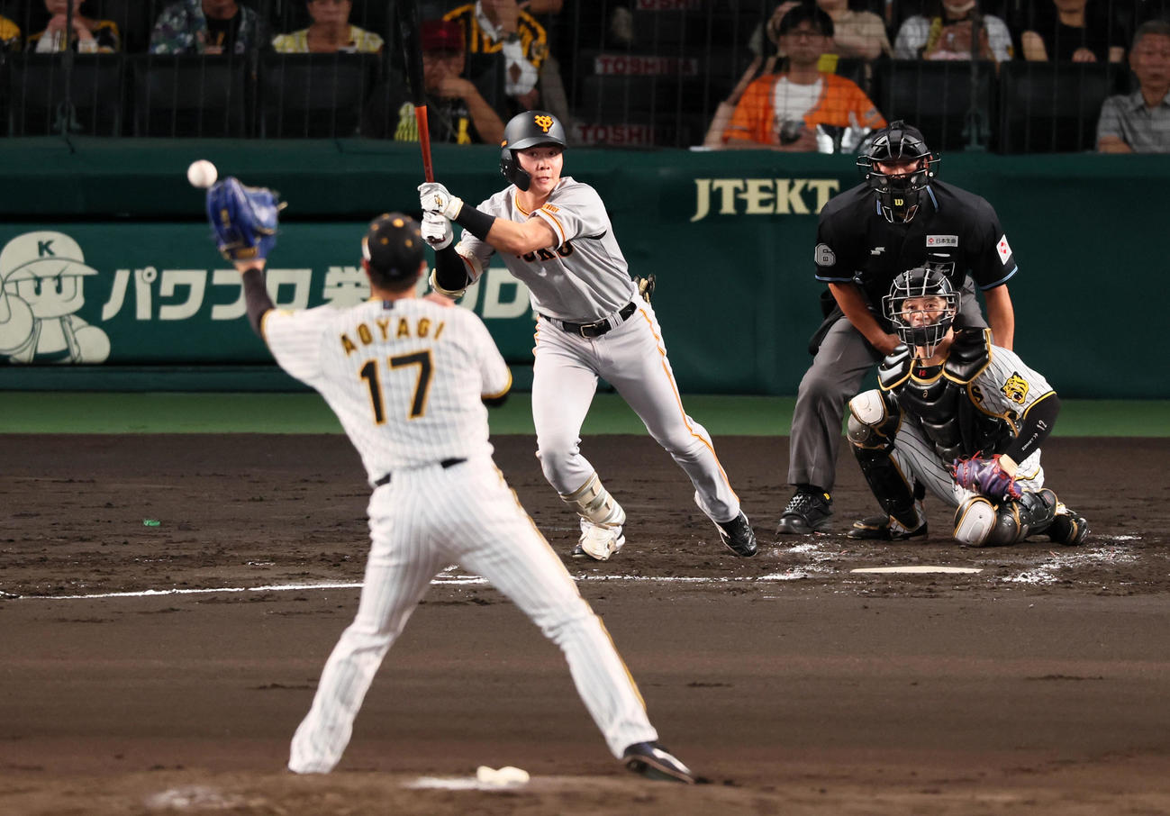 阪神対巨人　2回表巨人1死一、二塁、岡田は青柳のグラブに当たる二直に終わり併殺となる（撮影・加藤哉）