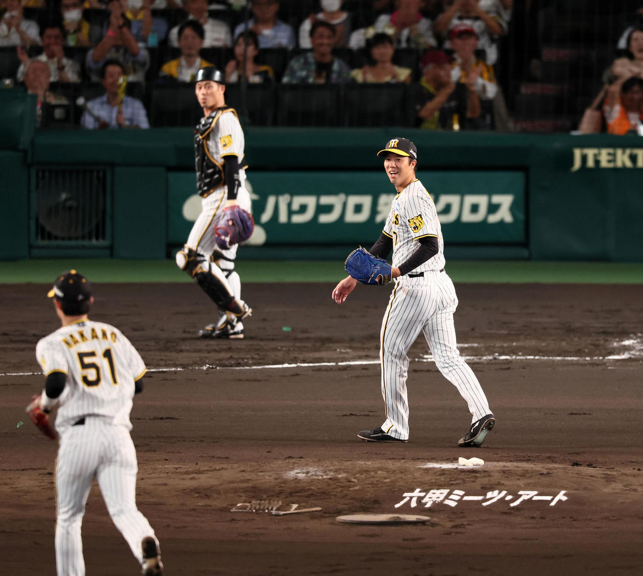 阪神対巨人　2回表巨人1死一、二塁、青柳は岡田を二直併殺に仕留め笑顔を見せる（撮影・加藤哉）