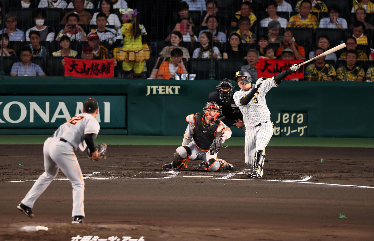 阪神対巨人　1回裏阪神2死三塁、大山は三振に倒れる。投手は横川（撮影・加藤哉）