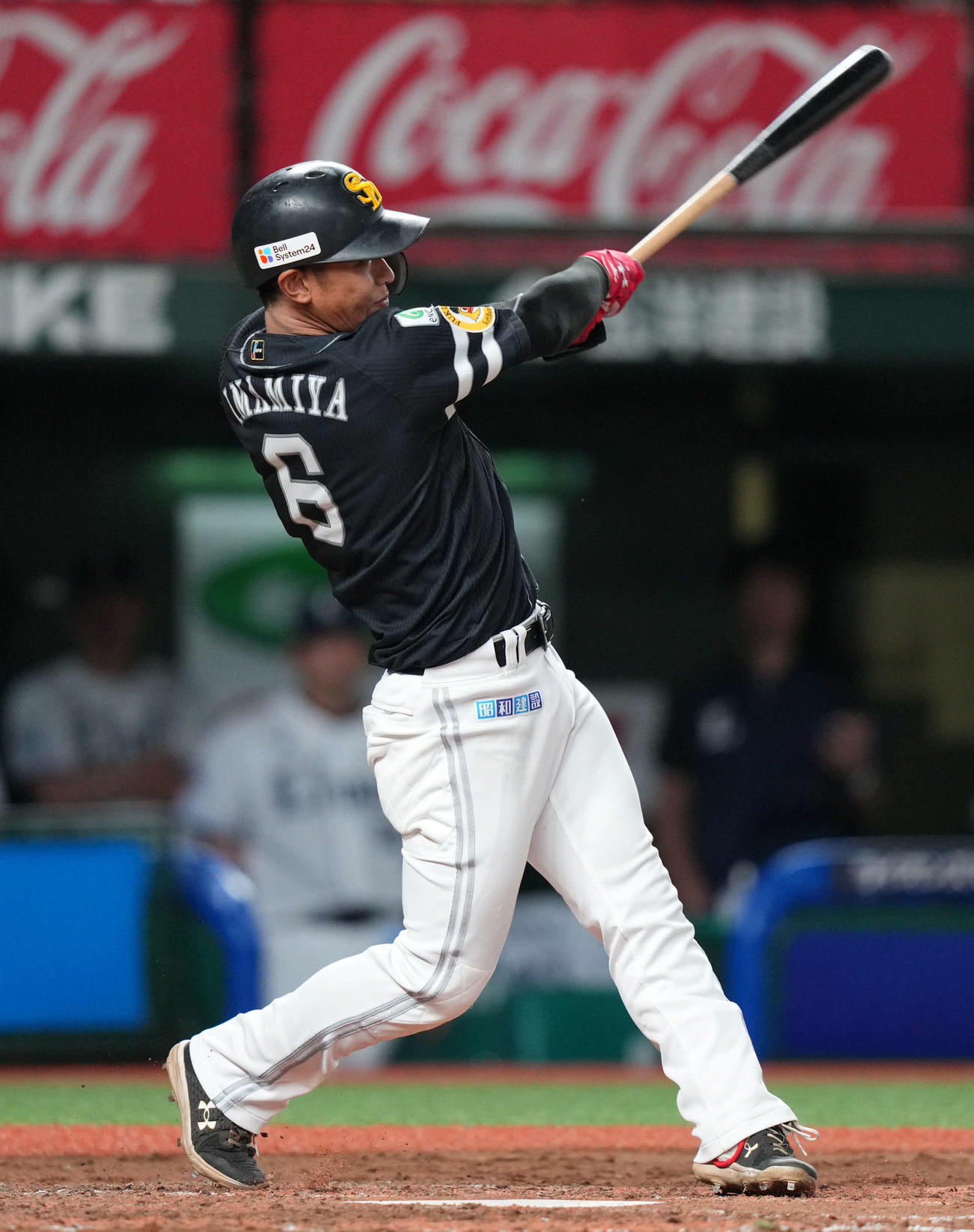 西武対ソフトバンク　3回表ソフトバンク2死二、三塁、右中間へ2点適時二塁打を放つ今宮（撮影・横山健太）