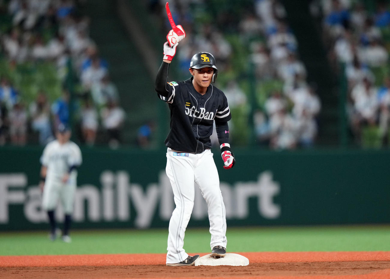 西武対ソフトバンク　3回表ソフトバンク2死二、三塁、右中間へ2点適時二塁打を放ち声援に応える今宮（撮影・横山健太）