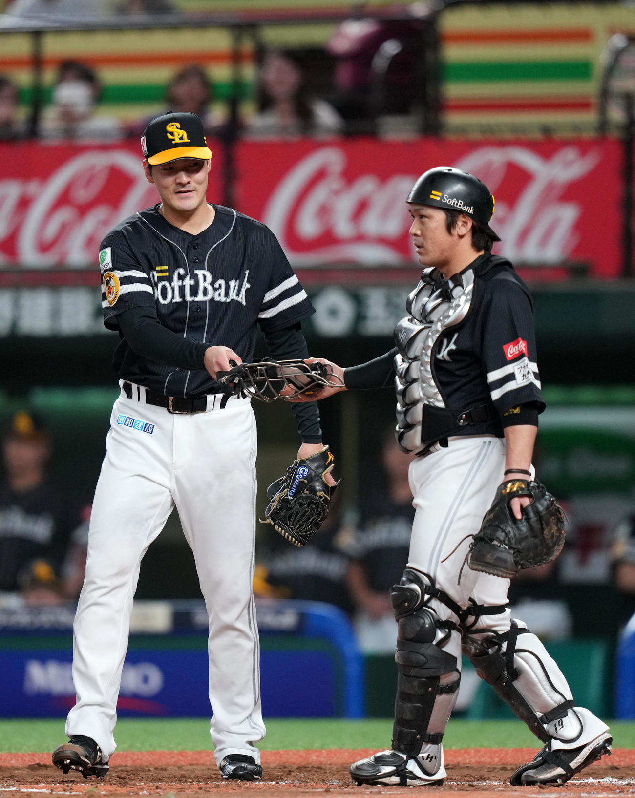 西武対ソフトバンク　1回裏西武1死二、三塁、今宮の暴投で失点し険しい表情の有原航平（左）と甲斐（撮影・横山健太）