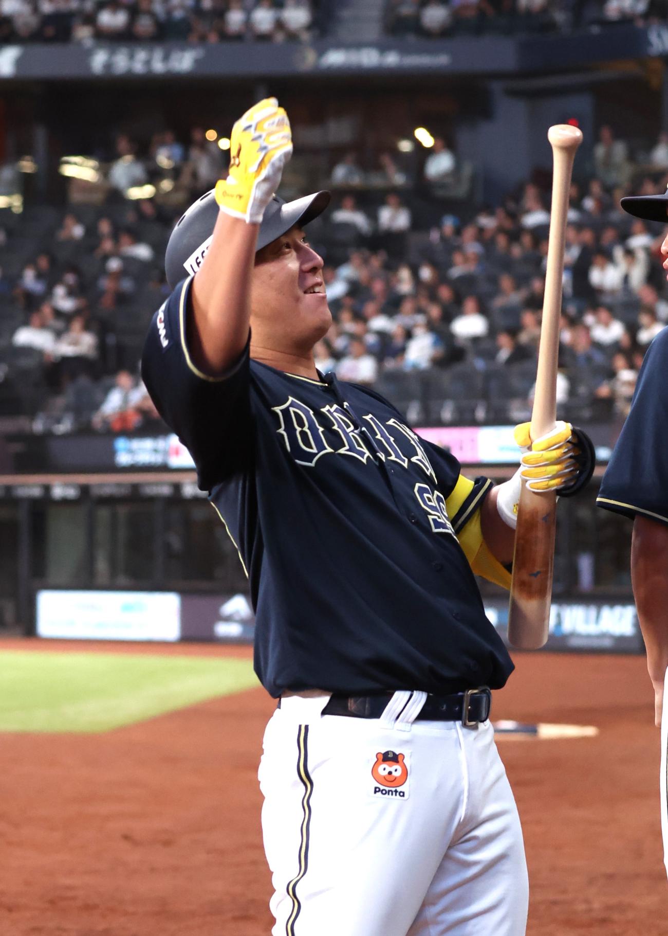 日本ハム対オリックス　7回表オリックス1死、右越え本塁打を放ちラオウポーズの杉本（撮影・黒川智章）