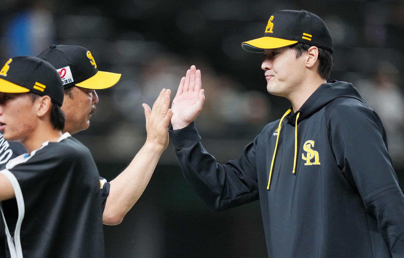 西武対ソフトバンク　西武に勝利しタッチを交わすソフトバンク藤本監督（左）と有原（撮影・横山健太）