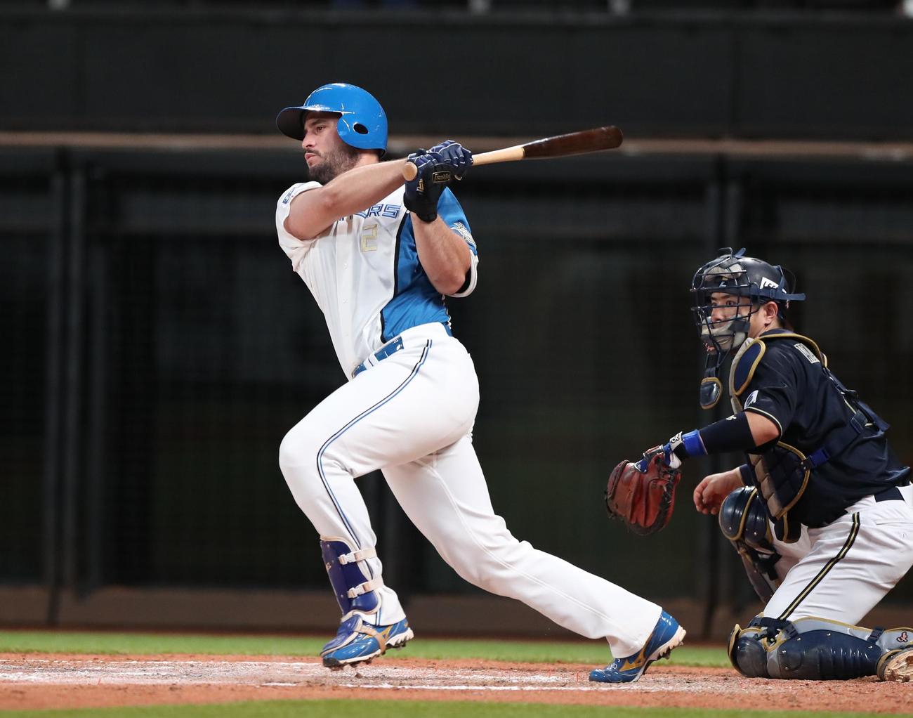 日本ハム対オリックス　8回裏日本ハム1死満塁、遊前適時打を放つマルティネス（撮影・黒川智章）